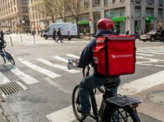 DoorDash e Uber Eats mangiano milioni di dollari in mance ai lavoratori delle consegne, afferma New York