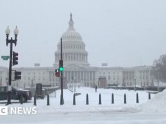La tempesta invernale attanaglia gli Stati Uniti mentre milioni di persone devono affrontare interruzioni e interruzioni di corrente