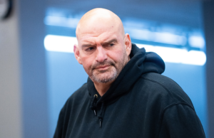 Fetterman si oppone agli sforzi di chiusura mentre i colleghi democratici si muovono per bloccare il disegno di legge sui finanziamenti dell’ICE