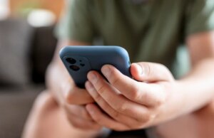 Come i genitori stanno trovando il sostegno della comunità nel ritardare l’arrivo degli smartphone