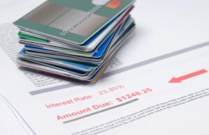 La scadenza del tetto massimo del 10% per le carte di credito di Trump è arrivata. Le società di carte si adegueranno?