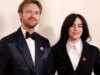 Il fratello di Billie Eilish, Finneas, accusa i conservatori di ipocrisia del Secondo Emendamento dopo l’omicidio di Pretti