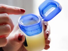 Spalmare il viso con la vaselina funziona davvero? Ecco cosa dicono gli esperti