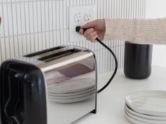 7 cose che dovresti sempre staccare prima di uscire di casa