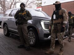 Gli agenti federali coinvolti nella sparatoria a Pretti sono stati messi in congedo amministrativo, cube la fonte