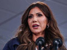 Jeffries afferma che i democratici si muoveranno per mettere sotto accusa Noem se Trump non la licenzierà