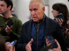 Tillis diventa il primo senatore repubblicano da convocare "incompetente" Noem si dimetterà