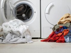 Usi ancora la candeggina? Un esperto di lavanderia spiega perché è un grosso errore