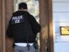 Una nota interna autorizza l’ICE a entrare nelle case in alcuni casi senza mandato giudiziario