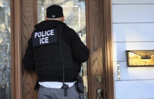 Una nota interna autorizza l’ICE a entrare nelle case in alcuni casi senza mandato giudiziario