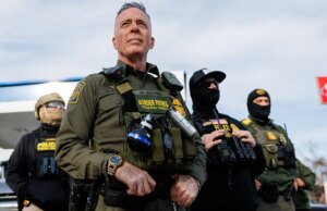 L’ICE afferma che una folla violenta ha aiutato il criminale a fuggire e ha lasciato l’agente dell’ICE permanentemente mutilato