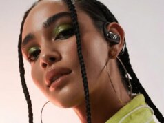 Viaggia in modo più intelligente con questi auricolari che traducono oltre 50 lingue in tempo reale