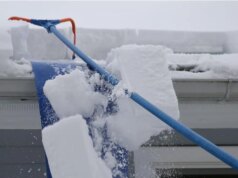Rimuovere la neve non deve essere difficile: questo rastrello da tetto di tendenza costa meno di $ 160 su Amazon