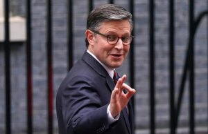 Il presidente della Digital camera Mike Johnson cube al Parlamento britannico che è venuto per “calmare le acque”