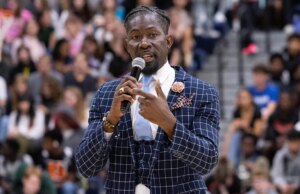 L’ex preside della scuola di Des Moines si dichiara colpevole di aver rivendicato falsamente la cittadinanza americana e di essere accusato di armi da fuoco