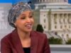 Ilhan Omar chiede perché l’agente dell’ICE Jonathan Ross period davanti all’auto in movimento di Renee Good a Minneapolis