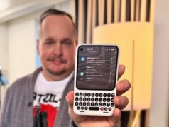In un mondo senza BlackBerry, le tastiere fisiche sui telefoni stanno tornando alla ribalta