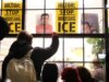Decine di persone arrestate dopo che i manifestanti hanno preso possesso della corridor di un lodge di New York durante la manifestazione anti-ICE