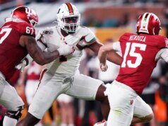 Fernando Mendoza dell’Indiana è uscito insanguinato dopo il duro colpo del difensore di Miami