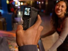 La telecamera cinematografica Instax Mini Evo di Fujifilm ti consente di viaggiare nel tempo