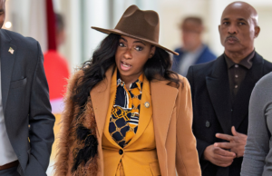 La storia di Jasmine Crockett di giocare la carta della razza inseguendo i critici conservatori e liberali