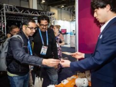 Joobie: il tuo compagno AI interattivo e alla moda per ogni momento