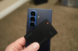 Adoro gli AirTag, ma questo tracker sottile è migliore per il mio portafoglio e funziona con iOS e Android