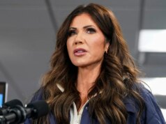 I democratici chiedono il licenziamento di Kristi Noem o avvertono che seguirà l’impeachment