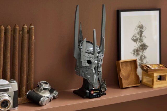 lego-lord-of-the-rings-sauron-helmet-1280x853.jpg