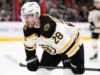 Elias Lindholm dei Bruins esce contro i Predators per un infortunio alla parte superiore del corpo