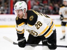 Elias Lindholm dei Bruins esce contro i Predators per un infortunio alla parte superiore del corpo