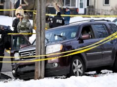 Il presidente del comitato democratico paragona gli Stati Uniti all’Iran, sostenendo che entrambi stanno “uccidendo i manifestanti”