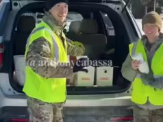 La guardia del Minnesota distribuisce caffè ai manifestanti anti-ICE dopo una sparatoria mortale a livello federale