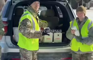 La guardia del Minnesota distribuisce caffè ai manifestanti anti-ICE dopo una sparatoria mortale a livello federale