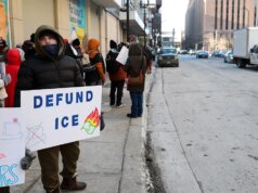 Le proteste anti-ICE hanno luogo mentre si svolge la partita NBA di T’Wolves-Warriors