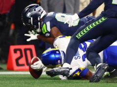 I fan della NFL danno fuoco al ritorno di Rams dopo che il punt smorzato ha portato al landing cruciale dei Seahawks