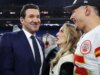 L’ex stella della NFL Tony Romo si scalda durante la sua chiamata della partita di playoff Payments-Jaguars