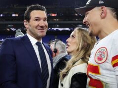L’ex stella della NFL Tony Romo si scalda durante la sua chiamata della partita di playoff Payments-Jaguars