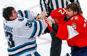 I portieri della NHL si scontrano in una rara rissa durante la vittoria degli Sharks sui Panthers