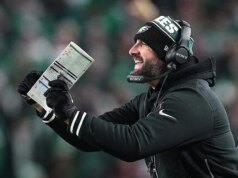 Nick Sirianni degli Eagles e AJ Brown si urlano addosso a bordo campo durante il Wild Card Spherical contro i 49ers