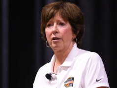 L’ex allenatore di basket del school scatena uno sfogo anti-ICE e invita i repubblicani a mettere sotto accusa Trump