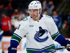 Nils Hoglander dei Canucks viene valutato per un infortunio alla parte inferiore del corpo
