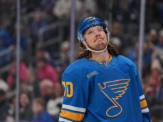 Oskar Sundqvist dei Blues esce dopo essere stato tagliato dallo skate contro gli Oilers