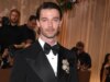 Patrick Schwarzenegger attribuisce alla preghiera con la moglie l’ancora quotidiana delle “montagne russe” di Hollywood