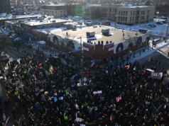 Trump conferma la revisione federale della sparatoria a Minneapolis che ha ucciso l’infermiera: “Rivedere tutto”