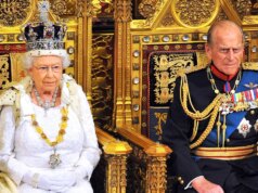 La regina Elisabetta ripresa dalla telecamera mentre lanciava scarpe al principe Filippo in un raro capriccio reale: libro