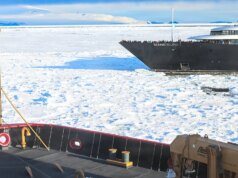 Una nave da crociera intrappolata nel ghiaccio marino viene salvata dalla nave della Guardia Costiera americana