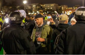 Il 6 gennaio il rivoltoso è stato graziato e dovrà affrontare un processo penale per molestie su minori