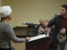 Un uomo spruzza una sostanza sconosciuta sul deputato Ilhan Omar nel municipio