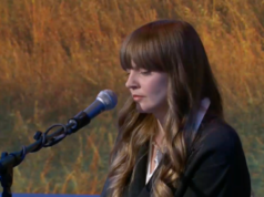 Sessioni del sabato: si esibisce Courtney Marie Andrews "Oscillazione del pendolo"